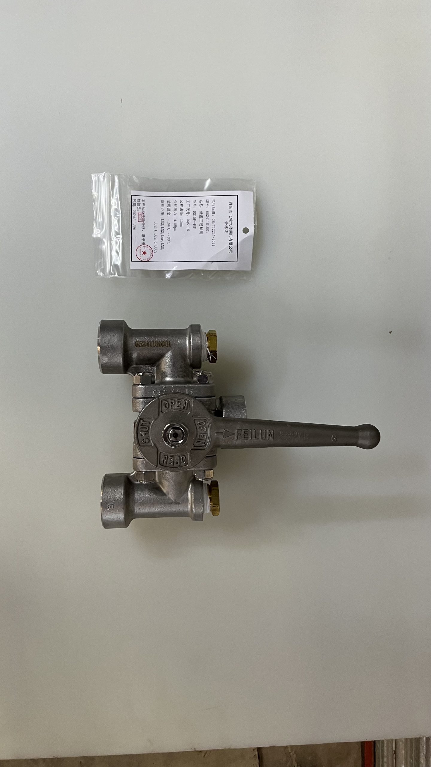 Válvula de tres vías, tres cuerpos inoxidable, entrada 1″ npt. Salidas superiror 1/2″, salida inferior 1″